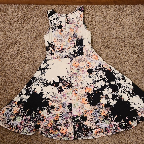 Like new floral sleeveless sundress - Picture 7 of 9
